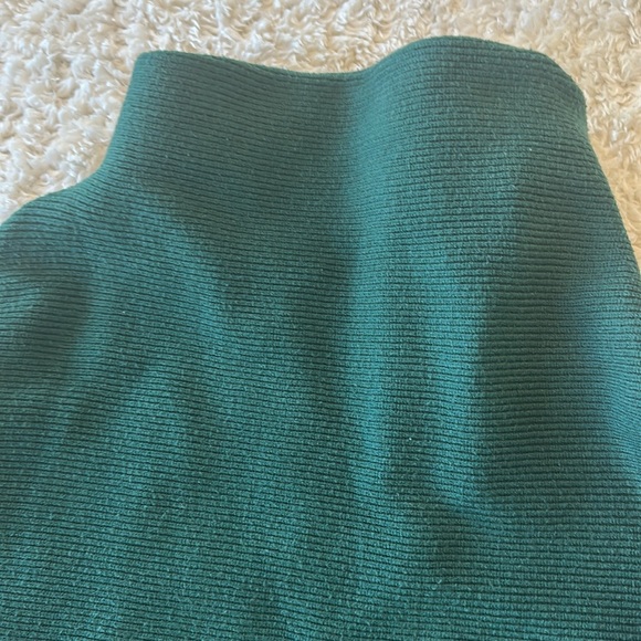 Lovely forest green sweater! - Picture 2 of 4